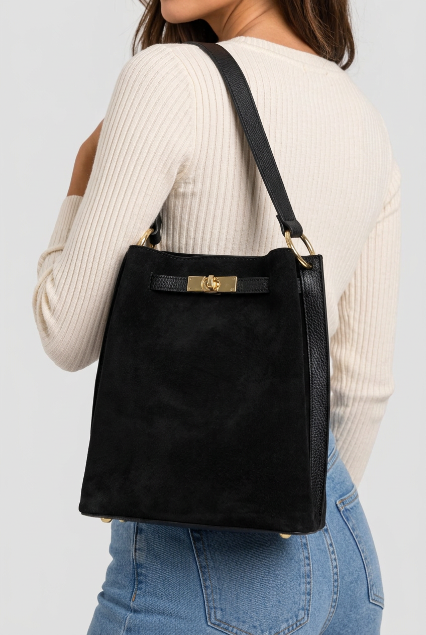 Sac rectangulaire en cuir velours noir porté à l’épaule 