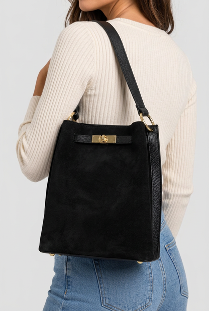 Sac rectangulaire en cuir velours noir porté à l’épaule 