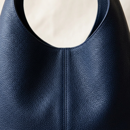 Sac porté épaule bleu marine à texture grainée, avec anse large et couture centrale