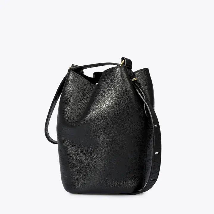 Sac seau noir vu de trois quarts avec anse courte et longue bandoulière sur le côté gauche