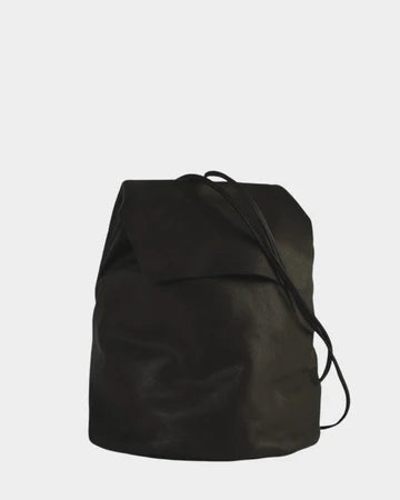Sac à dos noir cuir vue ensemble design minimaliste