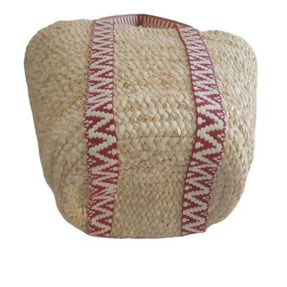  Dessous du cabas en raphia beige naturel, avec bandes à motifs géométriques bordeaux et écrus. 
