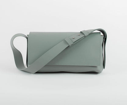 Sac baguette Fernanda gris en cuir tanné végétal – porté bandoulière – Bmassy