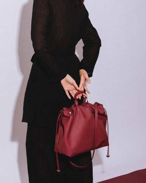 Sac bandoulière rouge ANGELINES – détail finitions cuir végétal – Bmassy