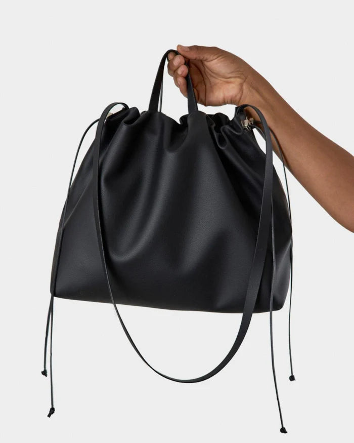 Sac bandoulière cuir noir ANGELINES – détail texture cuir végétal – Bmassy